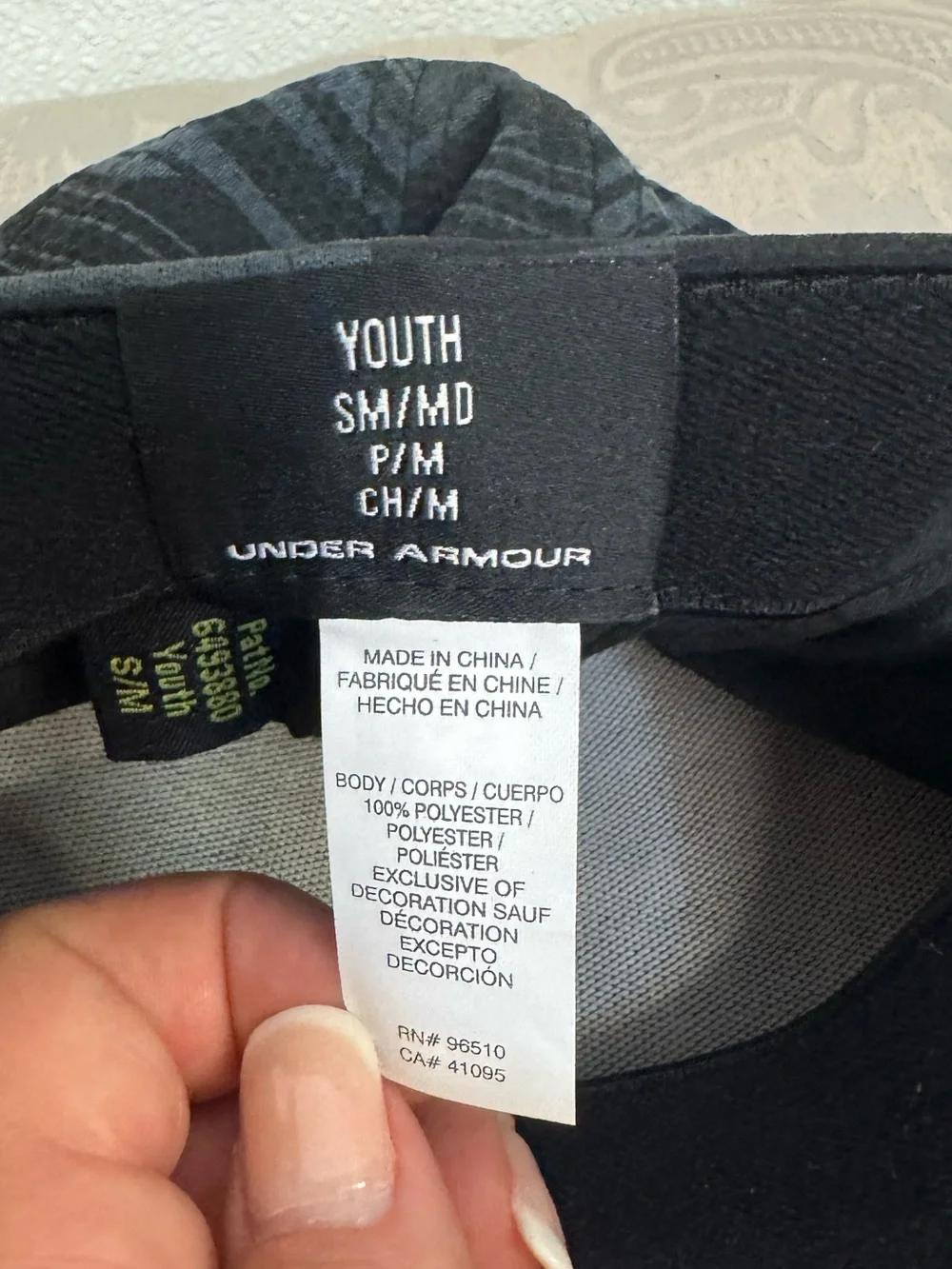Youth S/M Under Armour Black & Charcoal Striped Logo Cap (D-88)